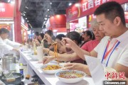 梦见官材“嗦粉”经济火热 中国多地“食力”出圈